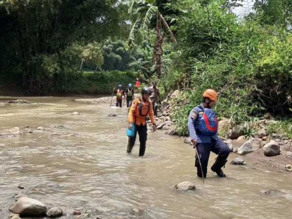 Petugas masih mencari petani yang hilang terseret arus sungai Cibadak. Foto : BPBD Kabupaten Bogor