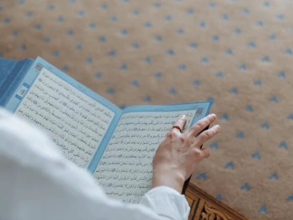 Ilustrasi Membaca Al-Quran, Salah Satu Amalan Malam Lailatul Qadar/ Pexels/ Thirdman
