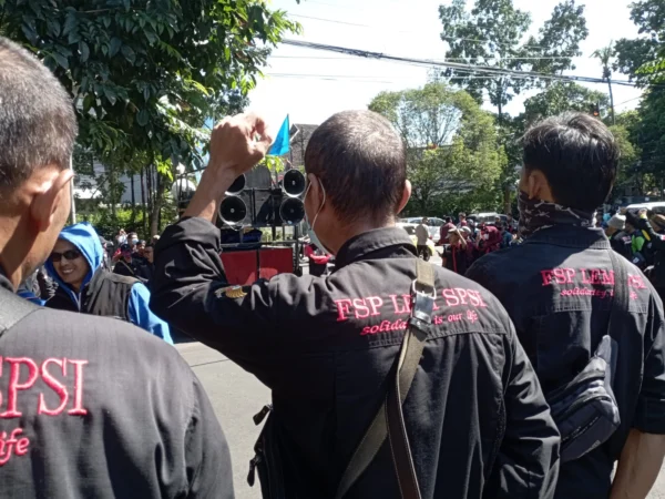 Dok. Ratusan buruh gelar aksi di depan Kantor DPRD Jabar. Senin (18/3). Foto. Sandi Nugraha.