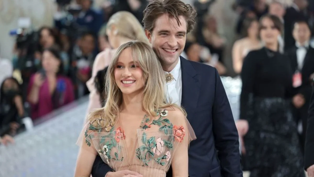 Robert Pattinson dan Suki Waterhouse Dikabarkan Telah Menyambut Anak Pertama