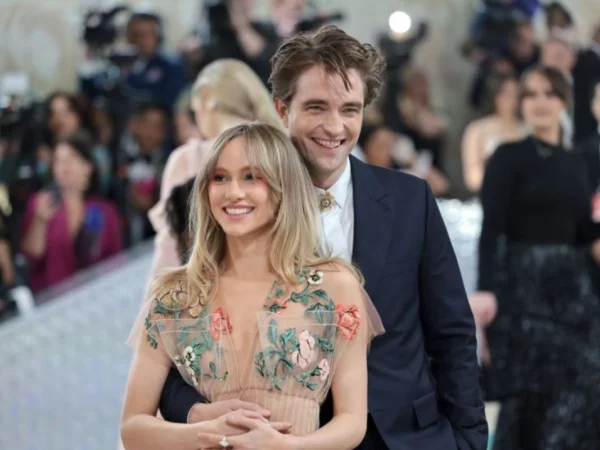 Robert Pattinson dan Suki Waterhouse Dikabarkan Telah Menyambut Anak Pertama