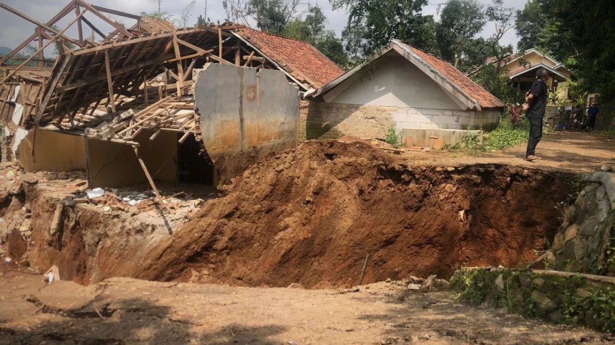 Puluhan rumah di Kampung Cigombong, Desa Cibedug, Kecamatan Rongga, KBB hancur akibat pergerakan tanah. Kamis (29/2). Foto Jabarekspres