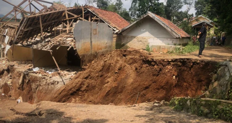 Puluhan rumah di Kampung Cigombong, Desa Cibedug, Kecamatan Rongga, KBB hancur akibat pergerakan tanah. Kamis (29/2). Foto Jabarekspres
