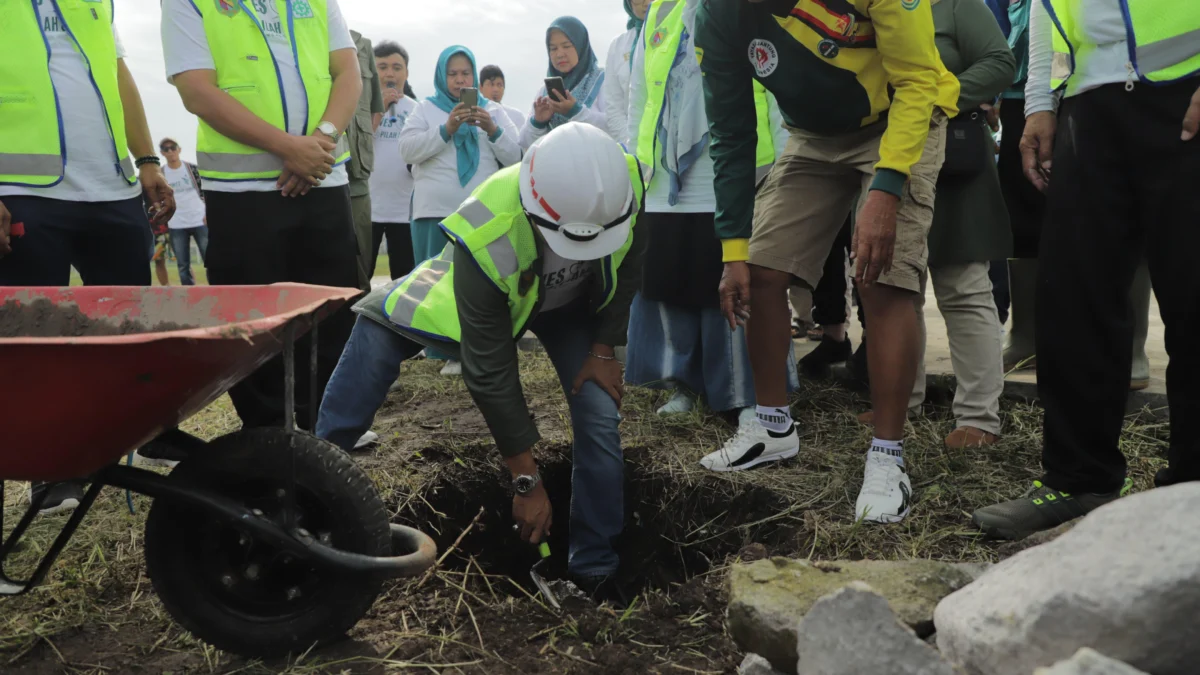 Bupati Bandung, Dadang Supriatna saat peletakan batu pertama program TPS3R di Kelurahan Rancaekek Kencana, Kecamatan Rancaekek.