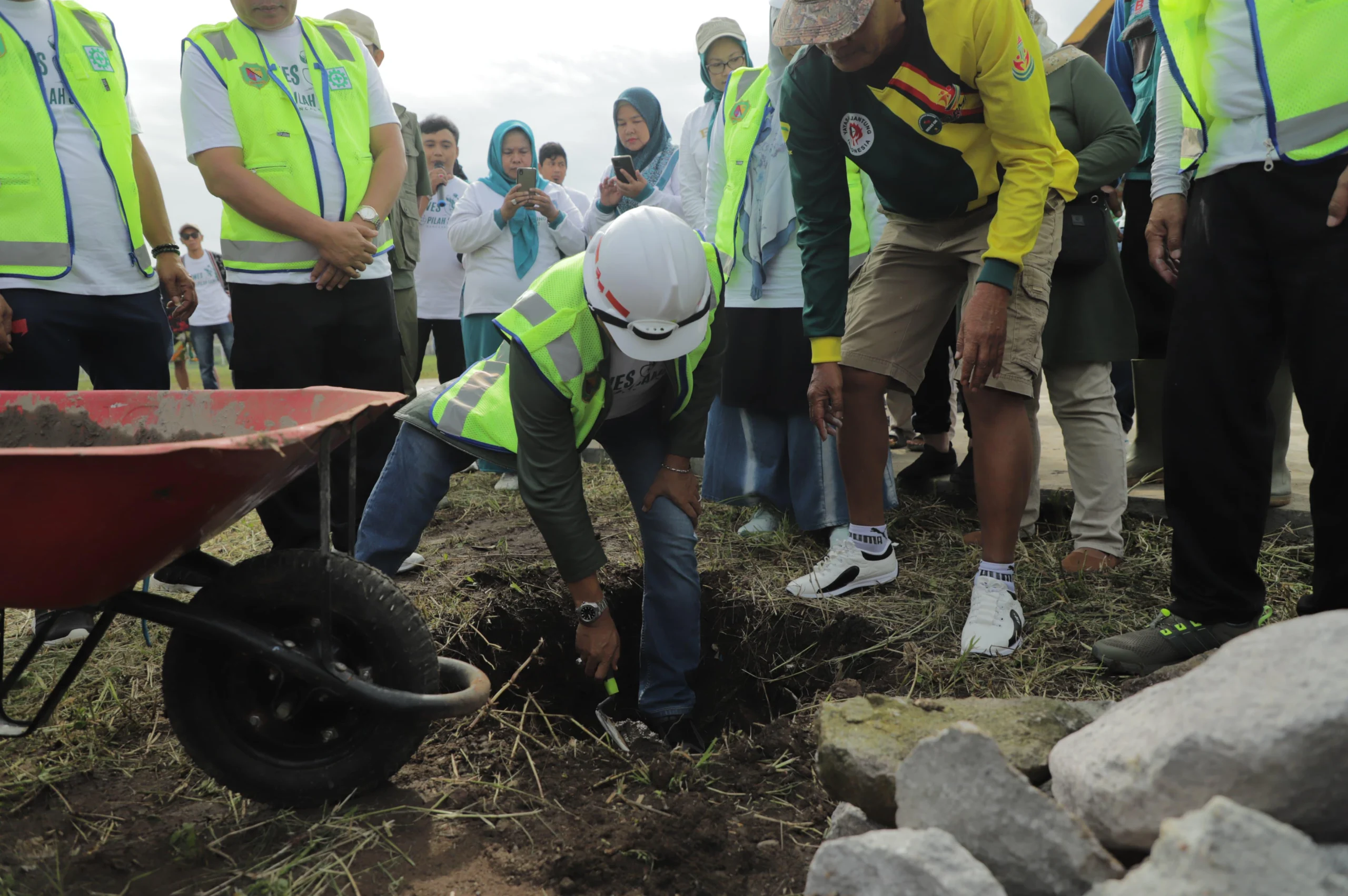 Bupati Bandung, Dadang Supriatna saat peletakan batu pertama program TPS3R di Kelurahan Rancaekek Kencana, Kecamatan Rancaekek.