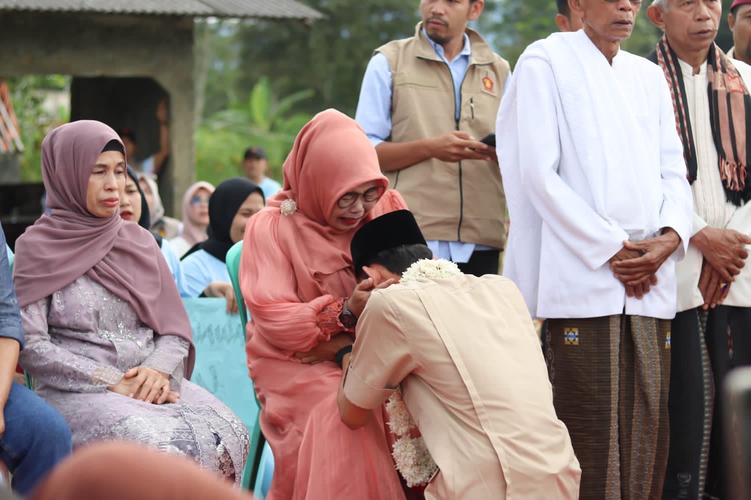 Calon legislatif (Caleg) DPRD Kabupaten Bogor Dapil IV, Heri Gunawan sungkeman ke orang tua/ Foto: Istimewa/