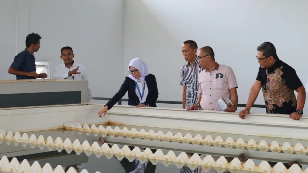 Direktur Perumdam Tirta Anom Kota Banjar E Fitrah Nur Kamilah menujukkan produksi air bersih di IPA Situbatu kepada beberapa anggota DPRD Banjar belum lama ini. (Cecep Herdi/Jabar Ekspres)