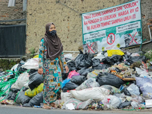 Tumpukan sampah di pinggir ruas Jalan Percobaan, wilayah Kecamatan Cileunyi, Kabupaten Bandung. (Pandu Muslim/Jabar Ekspres)