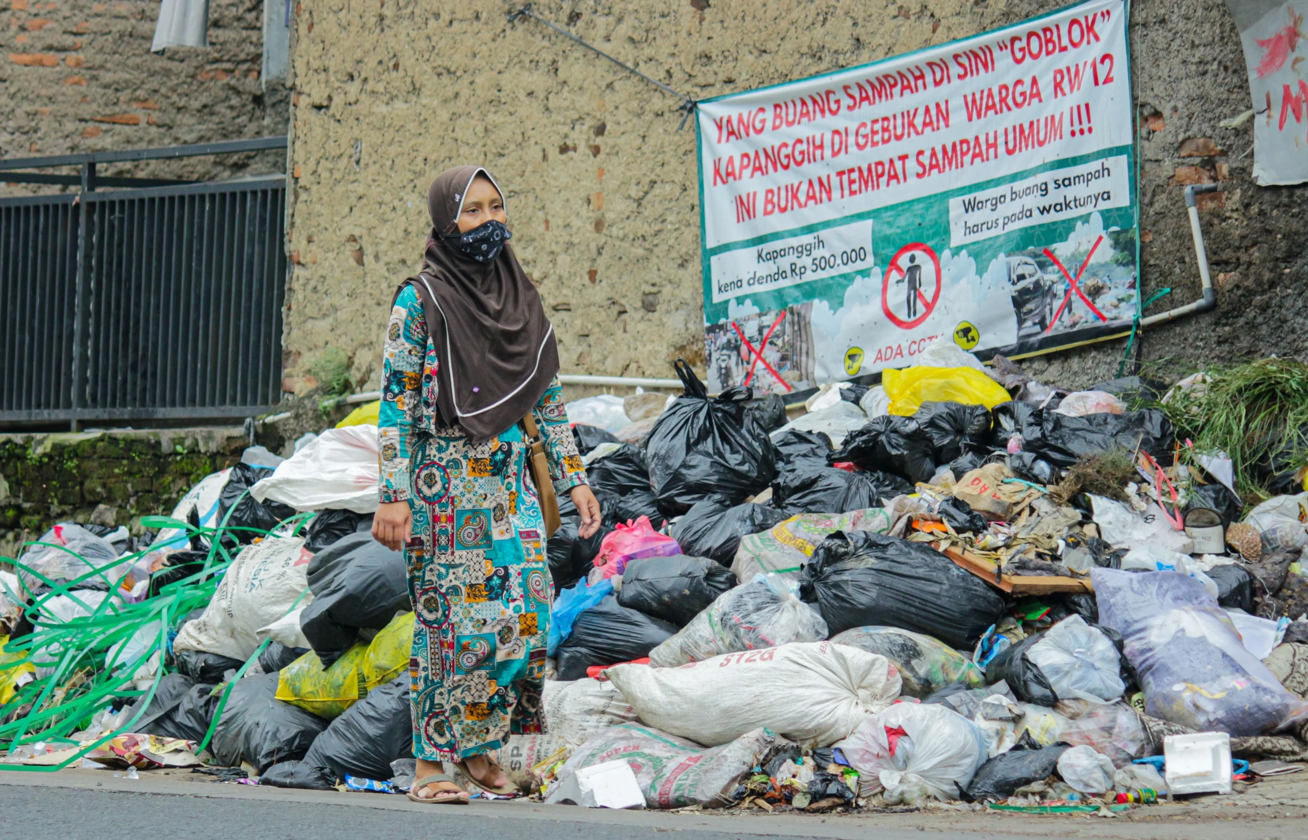 Tumpukan sampah di pinggir ruas Jalan Percobaan, wilayah Kecamatan Cileunyi, Kabupaten Bandung. (Pandu Muslim/Jabar Ekspres)