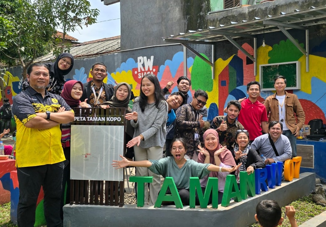 wajah baru taman RW 07 Kopo, erlihat warna wani fasilitas baru saja dibangun oleh anak muda Kota Bandung “Lakuna Kota” dengan Warga setempat.