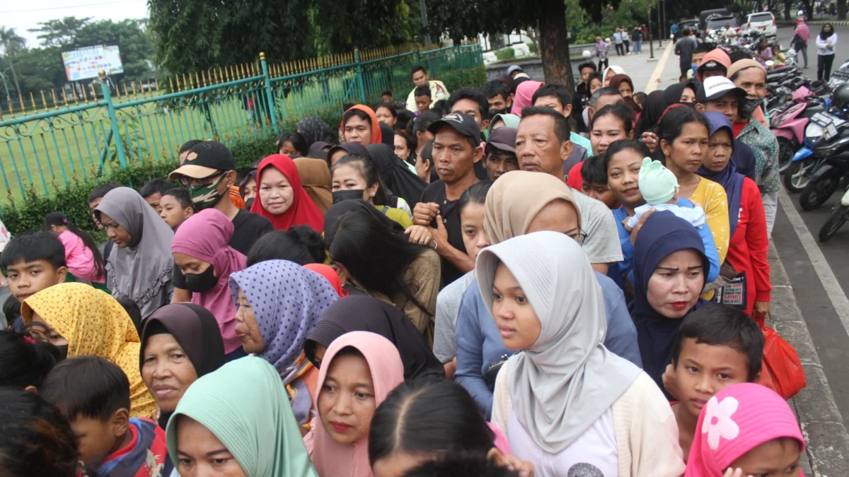 Warga saat antri takjil gratis di Gedung Tegar Beriman, Kabupaten Bogor, Rabu (13/3). Foto : Sandika Fadilah/Jabar Ekspres