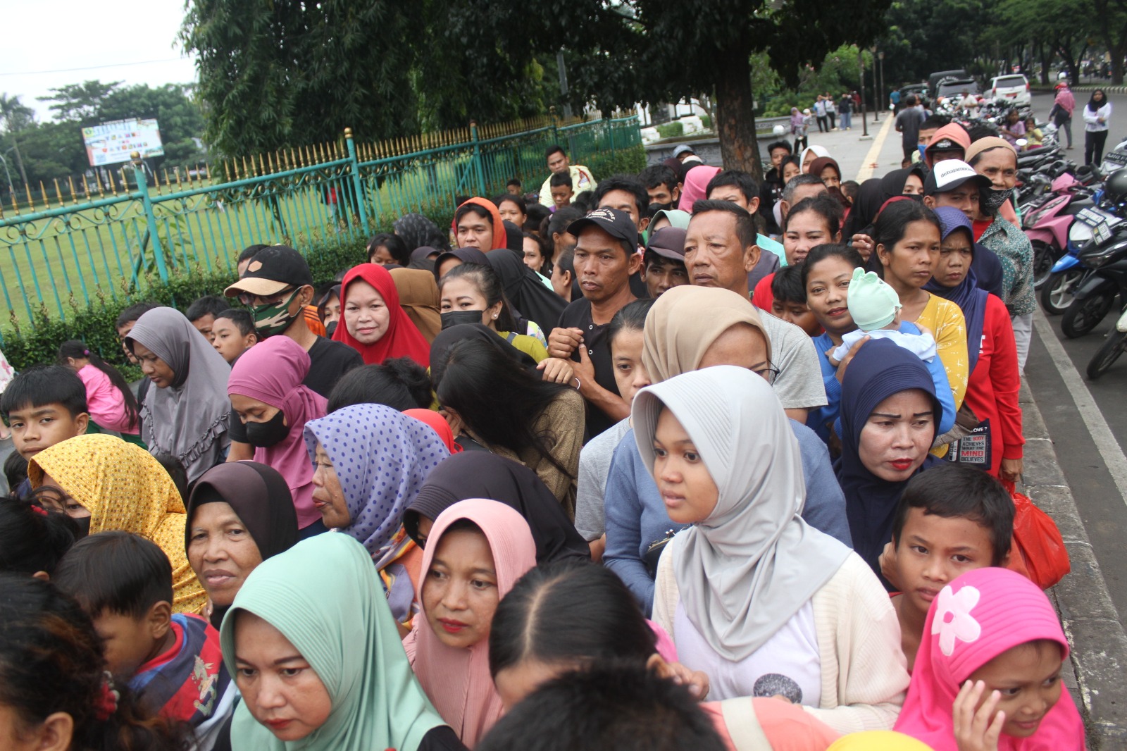 Warga saat antri takjil gratis di Gedung Tegar Beriman, Kabupaten Bogor, Rabu (13/3). Foto : Sandika Fadilah/Jabar Ekspres