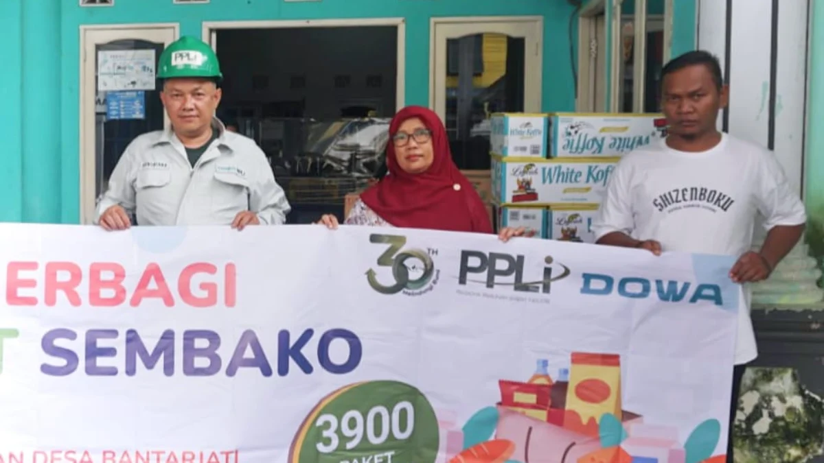 Jajaran PT PPLI secara simbolis memberikan ribuan bantuan paket sembako kepada warga Desa Nambo dan Bantarjati, Klapanunggal Bogor. (Yudha Prananda / Jabar Ekspres)