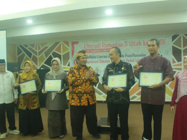 Pendiri YRBK Sofian Munawar (tengah) memberikan piagam penghargaan kepada pegiat literasi dj Kota Banjar, pada puncak acara Ultah YRBK ke 8, Rabu 3 April 2024. (istimewa)