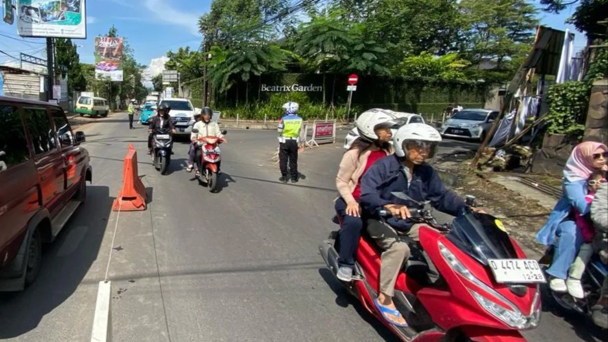 Polisi tengah mengatur arus lalu lintas di persimpangan Baetrix Lembang Bandung Barat. Kamis (11/4). Foto Jabarekspres