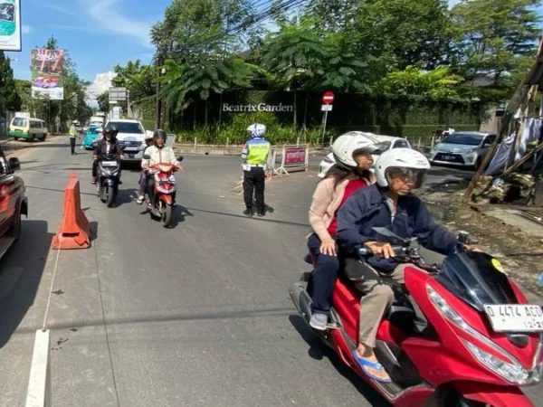 Polisi tengah mengatur arus lalu lintas di persimpangan Baetrix Lembang Bandung Barat. Kamis (11/4). Foto Jabarekspres
