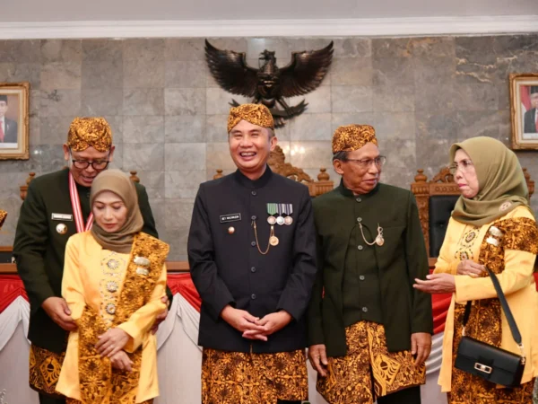 Penjabat Gubernur Jabar Bey Machmudin saat menghadiri Rapat Paripurna Hari Jadi ke - 110 Kota Sukabumi di Gedung DPRD Kota Sukabumi, Senin (1/4/2024)