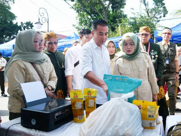 Penjabat Gubernur Jawa Barat Bey Machmudin menghadiri kegiatan Operasi Pasar Bersubsidi (Opadi) di Jalan R. Syamsudin, Kota Sukabumi, Senin (1/4/2024).(Foto: Yogi Prayoga/Biro Adpim Jabar)