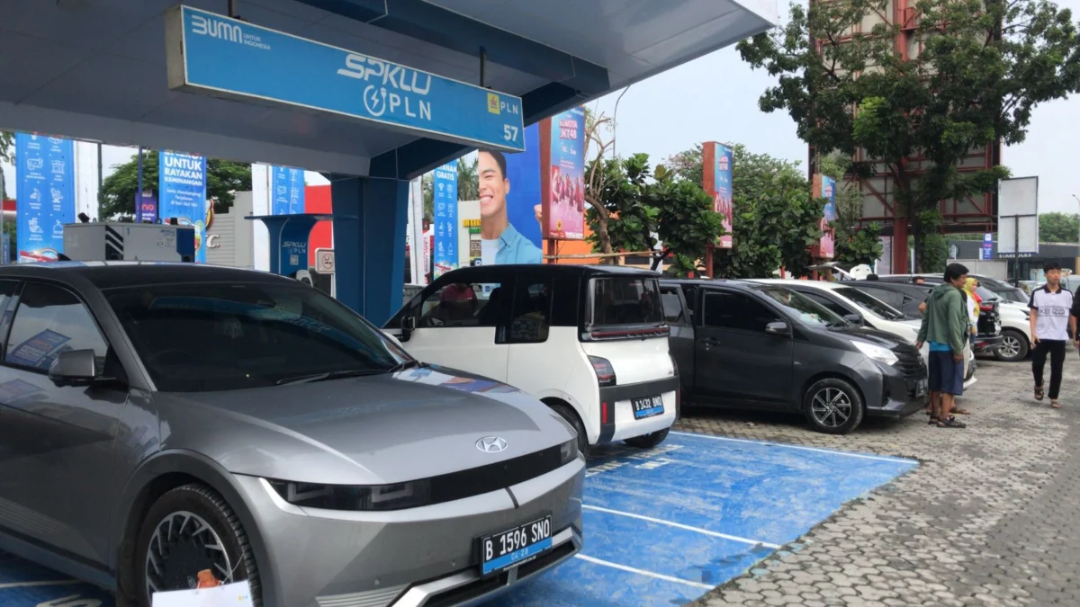 Stasiun Pengisian Kendaraan Listrik Umum (SPKLU) terbanyak nomor 4 di Indonesia berhasil diraih oleh Rest Area km 57A PLN UP3 Karawang. (ist)