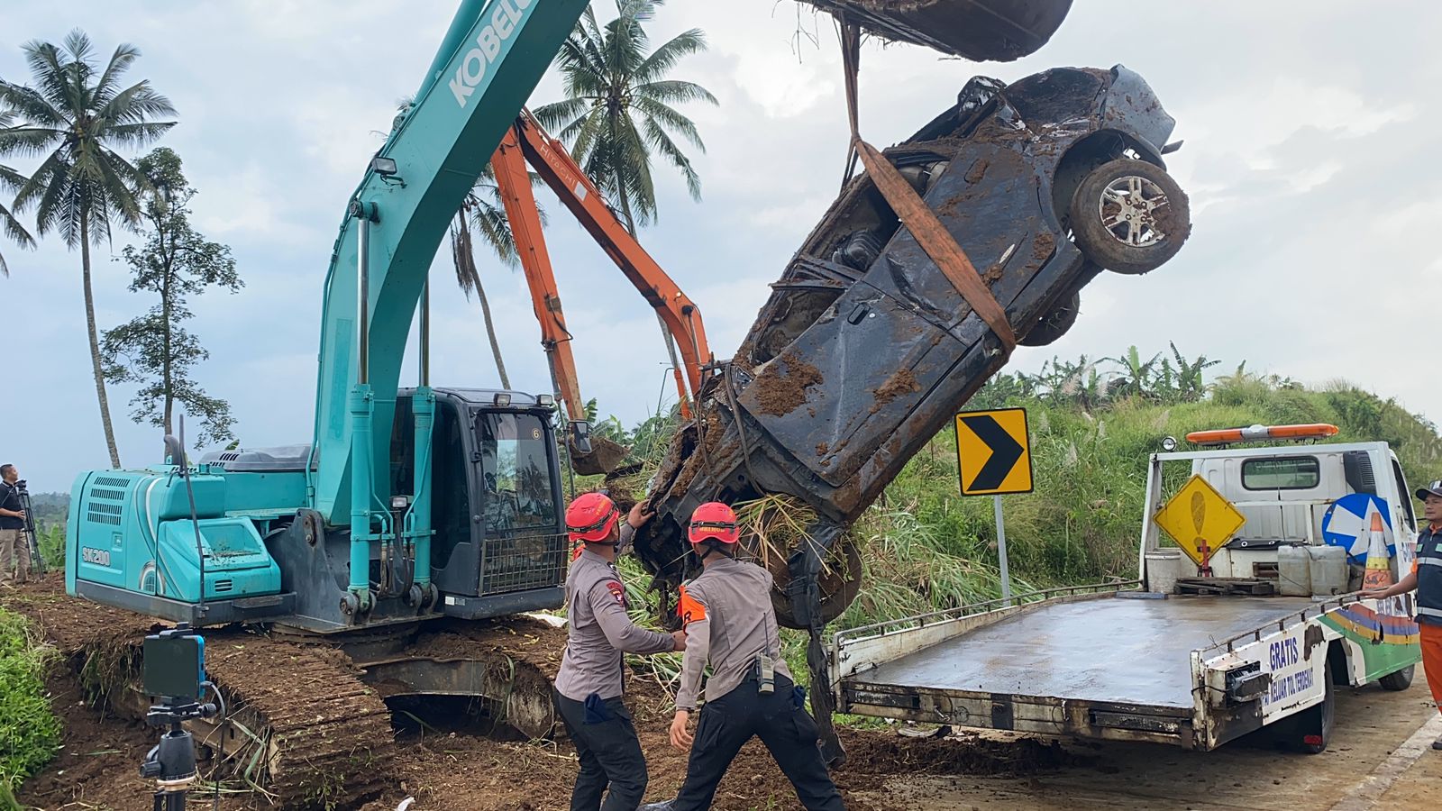 Terperosok Selama 18 Jam, Mobil Xenia Hitam di Tol Bocimi Berhasil Dievakuasi