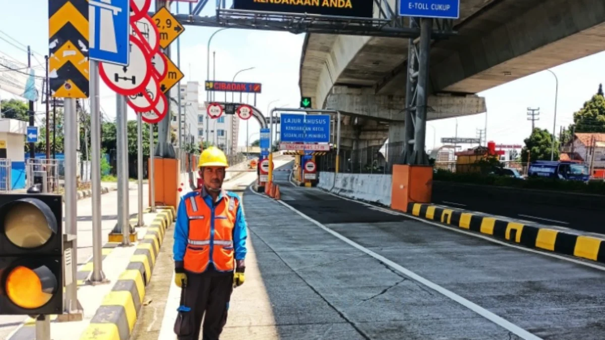 Petugas dari PLN UP3 Bogor yang siap Siaga di Zona Transportasi Publik.