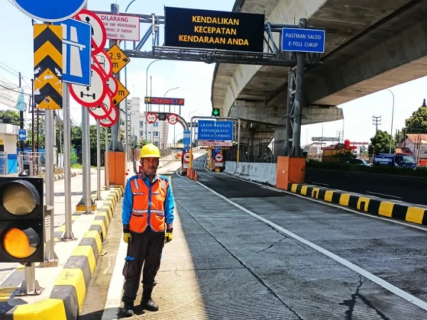 Petugas dari PLN UP3 Bogor yang siap Siaga di Zona Transportasi Publik.