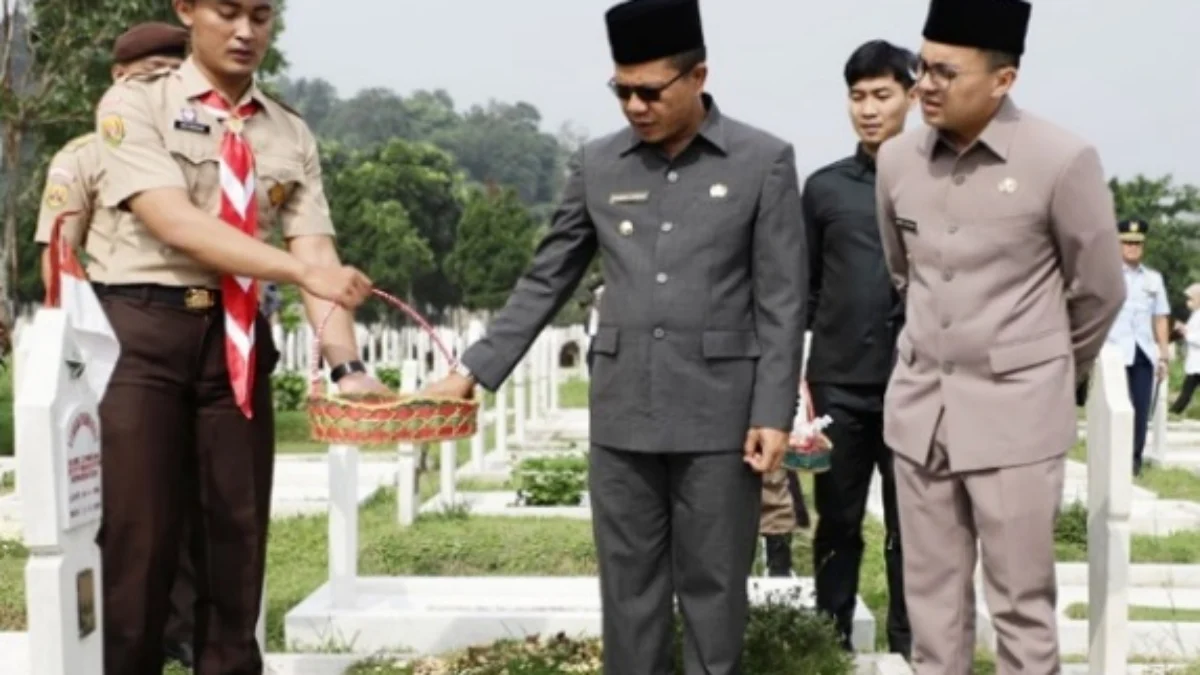 Bupati Bandung Dadang SUpriatna bersama Wakil Bupati Bandung Sahrul Gunawan didampingi jajaran Forkopimda saat ziarah ke makam Bupati Bandung terdahulu. (ist)