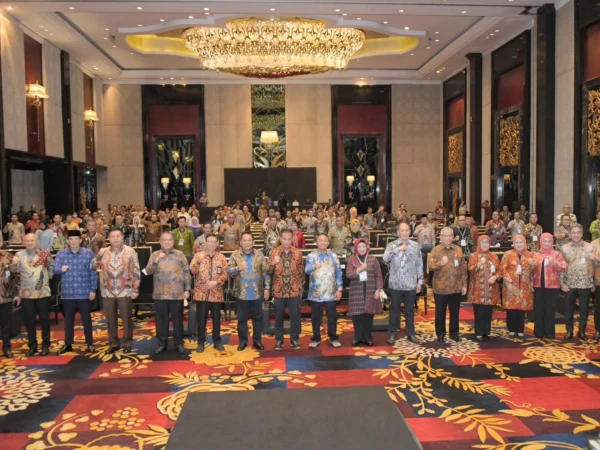 Pj Gubernur Jawa Barat Bey Machmudin menghadiri Rapat Umum Pemegang Saham (RUPS) Tahunan Bank BJB Tahun Buku 2023 di The Trans Luxury Hotel, Kota Bandung, Selasa (2/4/2024).(Foto: Rizal Fs/Biro Adpim Jabar)