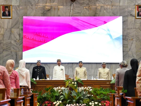 Penjabat Gubernur Jawa Barat Bey Machmudin saat pelantikan Pj Wali Kota Bogor, Pj Bupati Ciamis, dan Pj Bupati Sumedang di Aula Barat Gedung Sate, Kota Bandung, Sabtu (20/4/2024).
