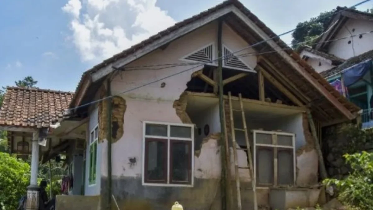 Salah satu rumah yang terdampak gempa Garut. (Foto: ANTARA)