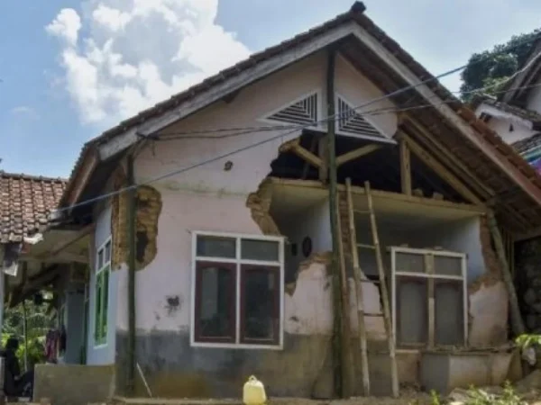 Salah satu rumah yang terdampak gempa Garut. (Foto: ANTARA)