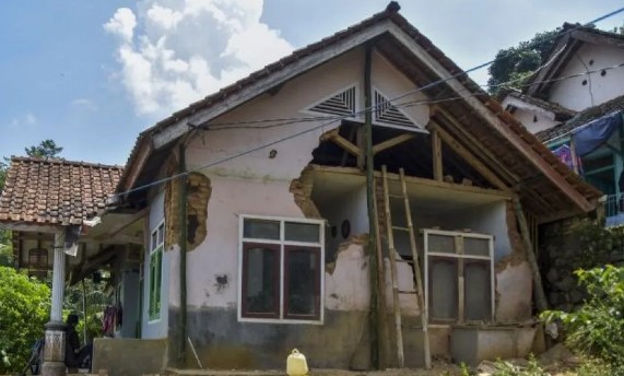 Salah satu rumah yang terdampak gempa Garut. (Foto: ANTARA)