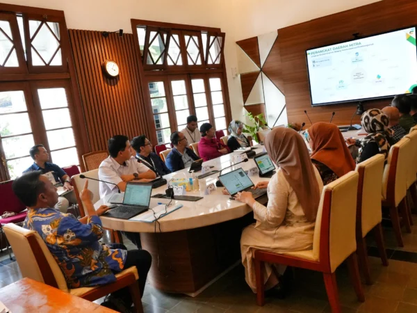 Rapat ekspose paparan Asda II di lingkup Sekretariat Daerah di Ruang Rapat Ciremai Gedung Sate, Kota Bandung, Selasa (2/4/2024 bersama Sekda Jabar, Herman Suryatman).(Foto: Biro Adpim Jabar)
