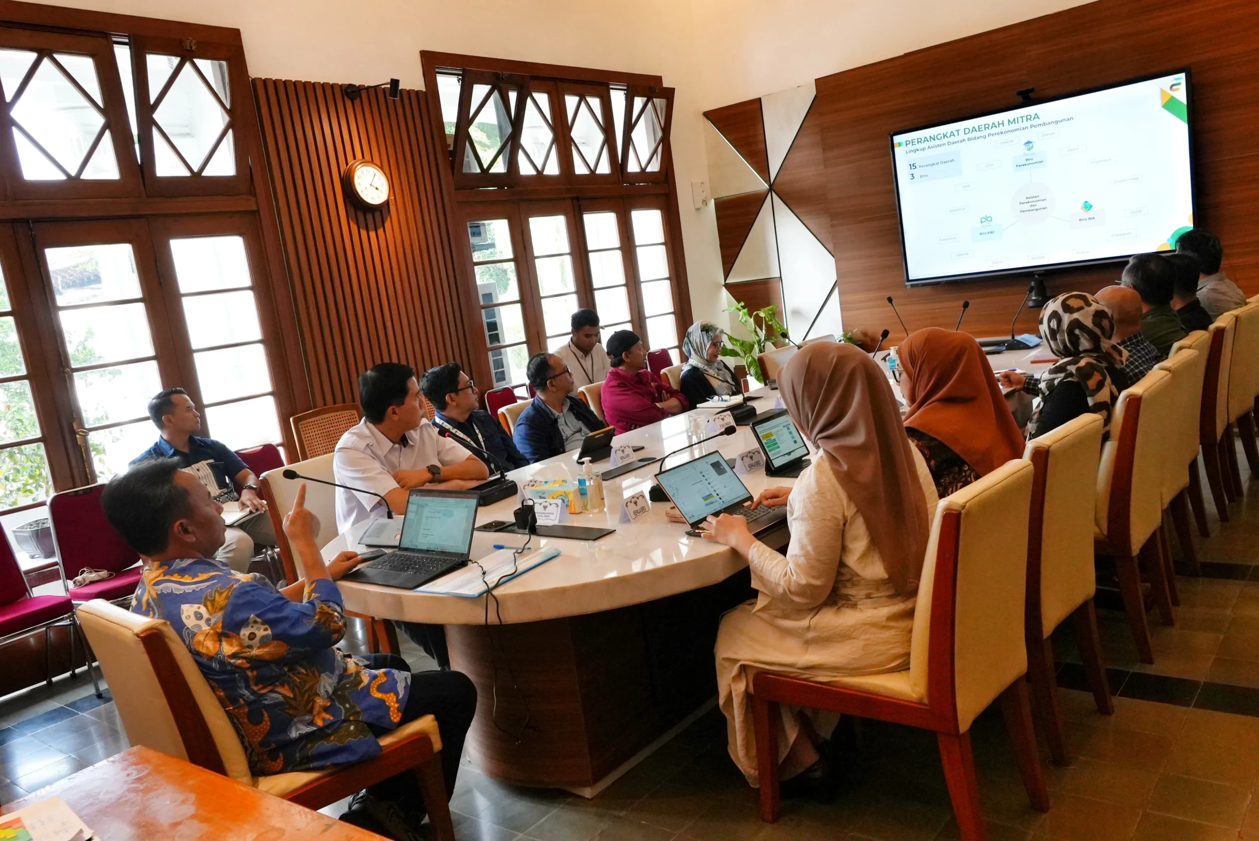 Rapat ekspose paparan Asda II di lingkup Sekretariat Daerah di Ruang Rapat Ciremai Gedung Sate, Kota Bandung, Selasa (2/4/2024 bersama Sekda Jabar, Herman Suryatman).(Foto: Biro Adpim Jabar)