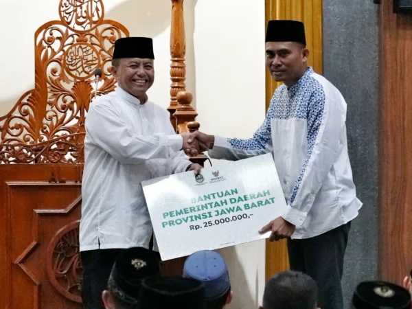 Sekda Jabar Herman Suryatman saat menghadiri Tarawih keliling di di Masjid Al-Ikhlas Kodam III/Siliwangi, Kota Bandung, Selasa (2/4/2024). (dok pemprov Jabar)