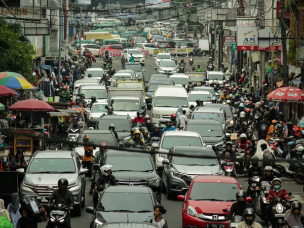 Ilustrasi: Kepadatan volume kendaraan saat arus mudik 2024 di Jalan Otista, Kota Bandung. (Pandu Muslim/Jabar Ekspres)