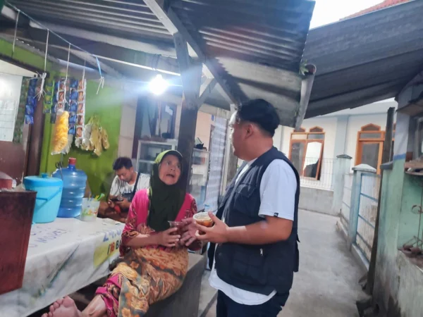 Salah satu relawan Pro-AHS mendatangi masyarakat untuk membagikan takjil pada Bulan Ramadan ini. AHS masuk bursa Calon Wali Kota Banjar pada Pilkada November 2024 mendatang. (Istimewa)