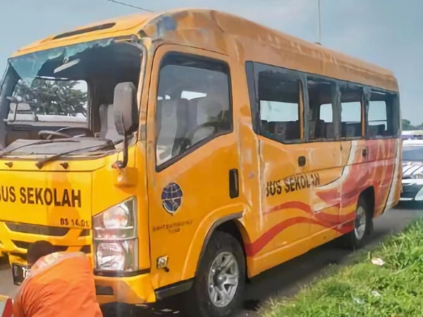 Bus Sekolah bertuliskan Kementerian Perhubungan mengalami laka lantas di Tol Purbaleunyi KM 147 Jalur B, Kabupaten Bandung. (Istimewa)
