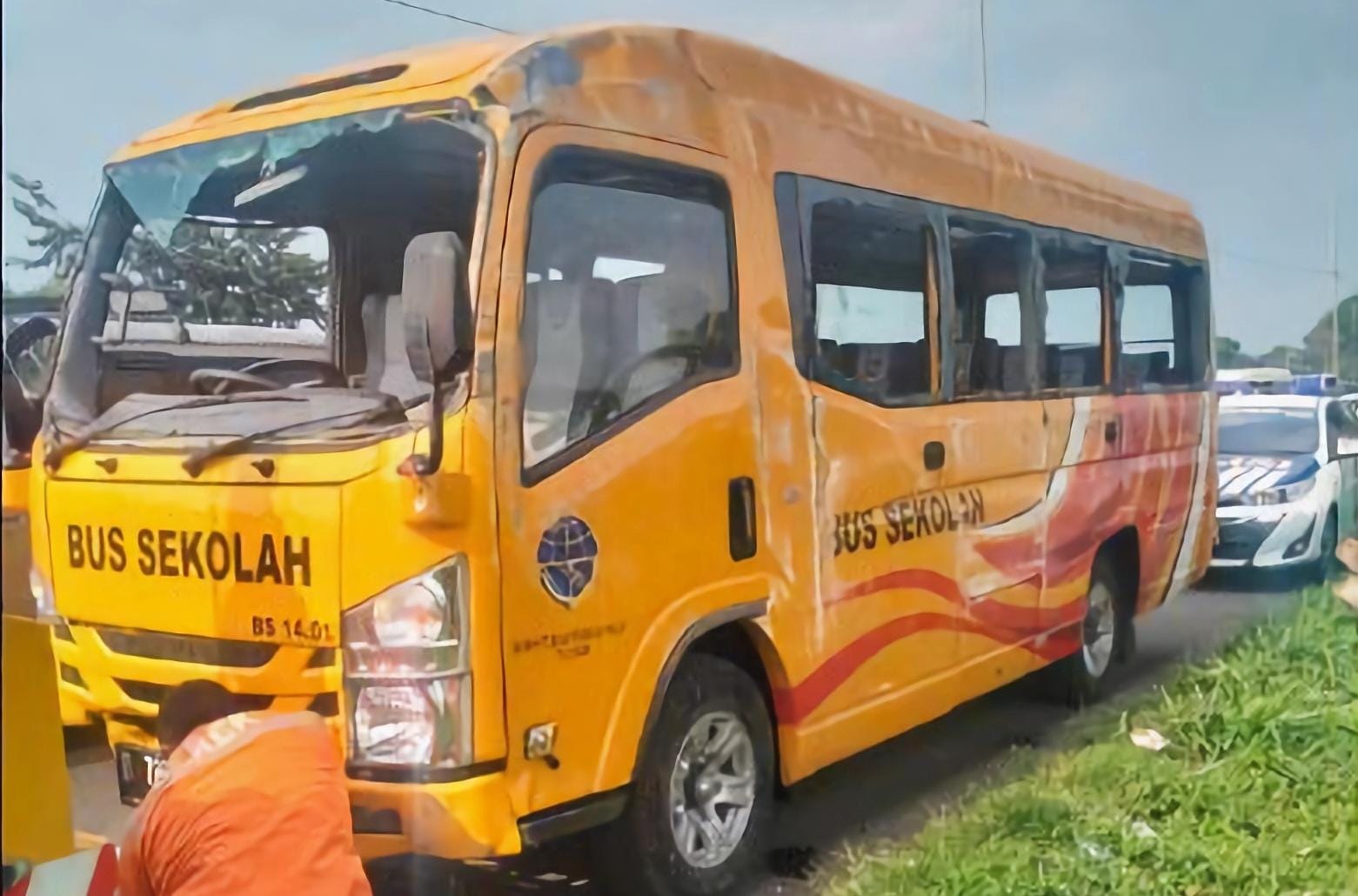 Bus Sekolah bertuliskan Kementerian Perhubungan mengalami laka lantas di Tol Purbaleunyi KM 147 Jalur B, Kabupaten Bandung. (Istimewa)
