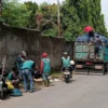 Pihak Kecamatan Cileunyi, Desa Cimekar dan UPTD Kebersihan, termasuk Bhabinkamtibmas Desa Cimekar turun tangan gotongroyong bersihkan tumpukan sampah di kawasan jalan menuju SMPN 1 Cileunyi.