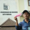 Aktivitas masyarakat di kawasan Gedung Ikatan Persaudaraan Haji Indonesia (IPHI) atau Wisma Haji Kota Bandung, Jalan Purwakarta, Antapani, Kota Bandung, Sabtu(27/4). (Pandu Muslim/Jabar Ekspres)