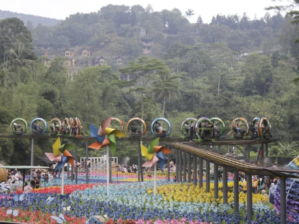 Wisata menikmati wahana di Dairyland Theme Park. Foto : Sandika Fadilah/Jabarekspres.com