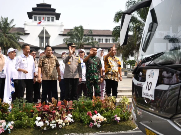 Penjabat Gubernur Jabar Bey Machmudin melepaskan peserta mudik BUMN didepan Gedung sate, Jumat (5/4).
