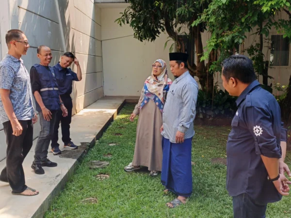 Jajaran DLH Kota Bogor saat meninjau kantor RMU di Jalan Gunung Gede, Kelurahan Babakan, Kecamatan Bogor Tengah, Kota Bogor. (Yudha Prananda / Jabar Ekspres)