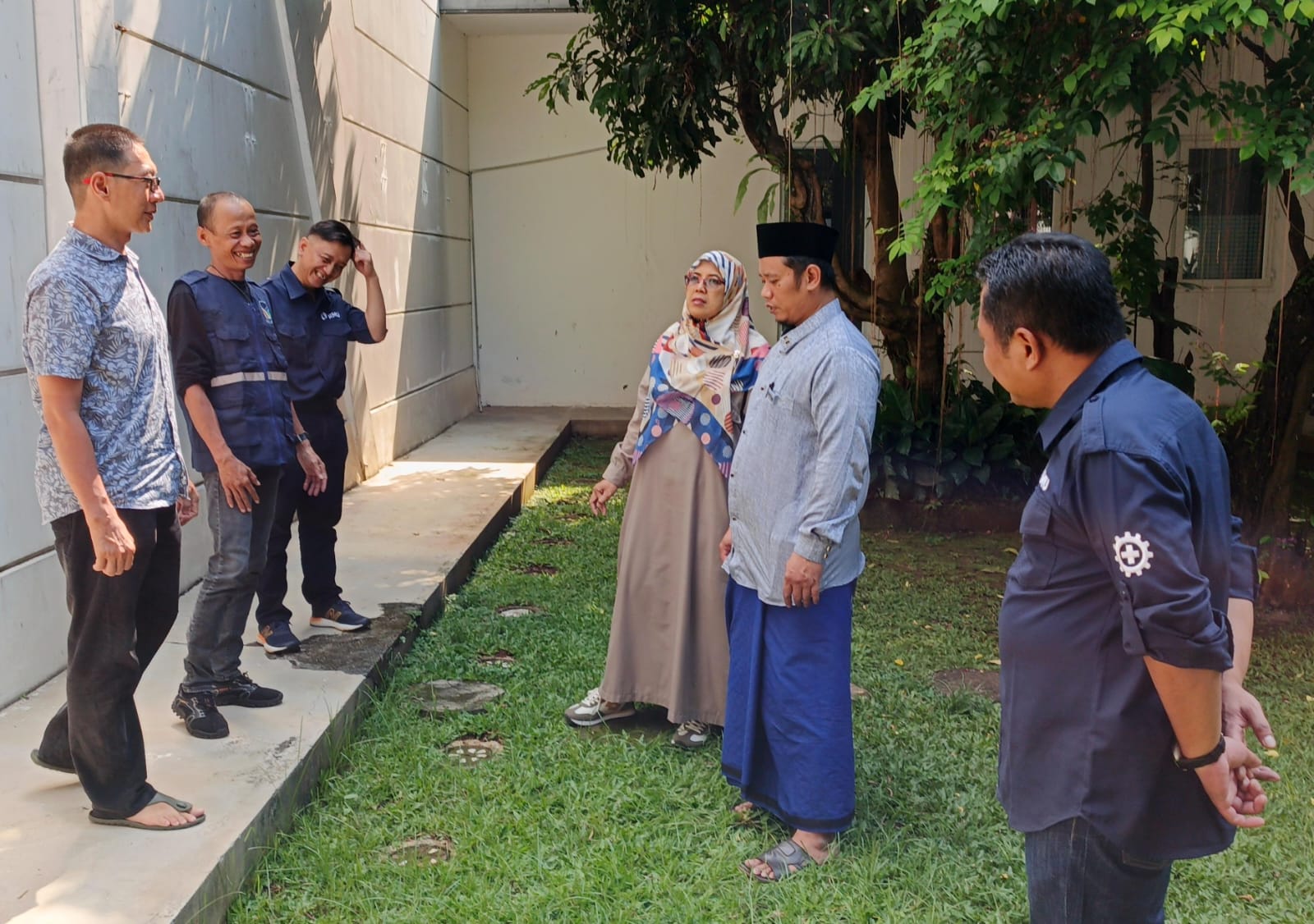 Jajaran DLH Kota Bogor saat meninjau kantor RMU di Jalan Gunung Gede, Kelurahan Babakan, Kecamatan Bogor Tengah, Kota Bogor. (Yudha Prananda / Jabar Ekspres)