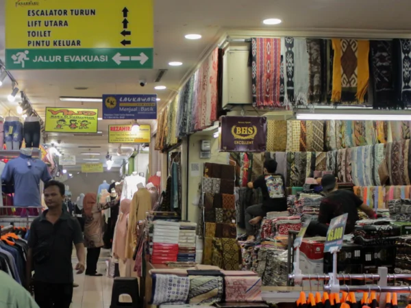 Jelang Lebaran, kenaikan omzet belum didapat sebagian pedagang Pasar Baru (Pandu Muslim / JE)