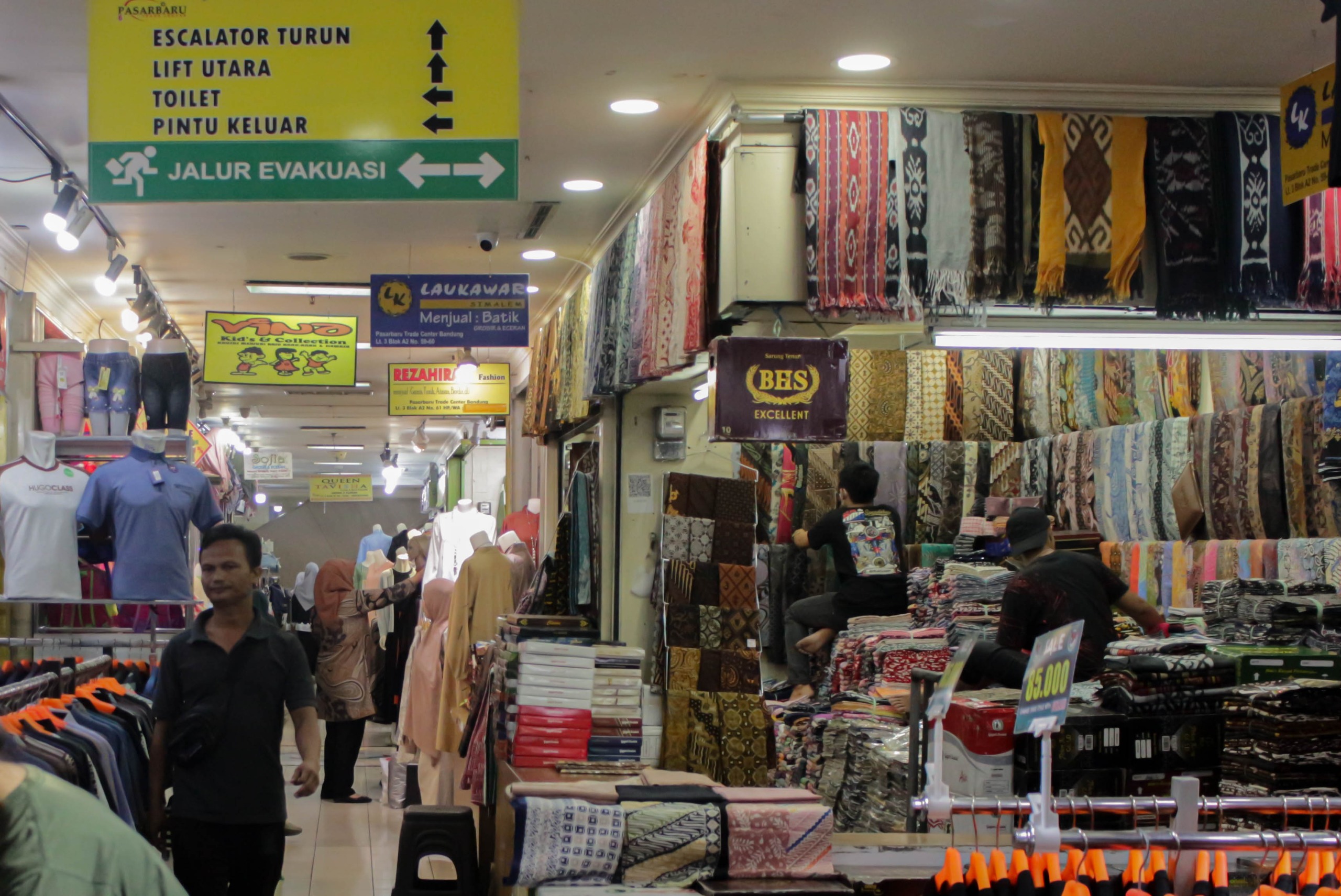 Jelang Lebaran, kenaikan omzet belum didapat sebagian pedagang Pasar Baru (Pandu Muslim / JE)
