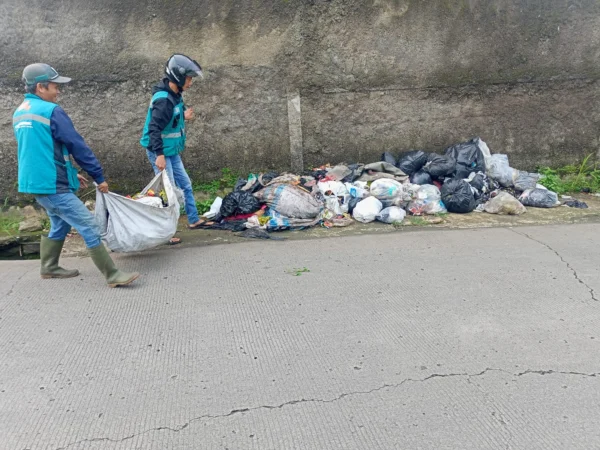 Gotongroyong bersihkan tumpukan sampah di ruas jalan menuju SMPN 1 Cileunyi, wilayah Desa Cimekar, Kecamatan Cileunyi, Kabupaten Bandung.