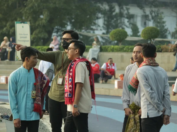 Masyarakat berbondong-bondong menuju lokasi Sholat Idul Fitri 1445 H di Lapangan Gasibu, Kota Bandung,Rabu(10/4). Pandu Muslim/Jabar Ekspres