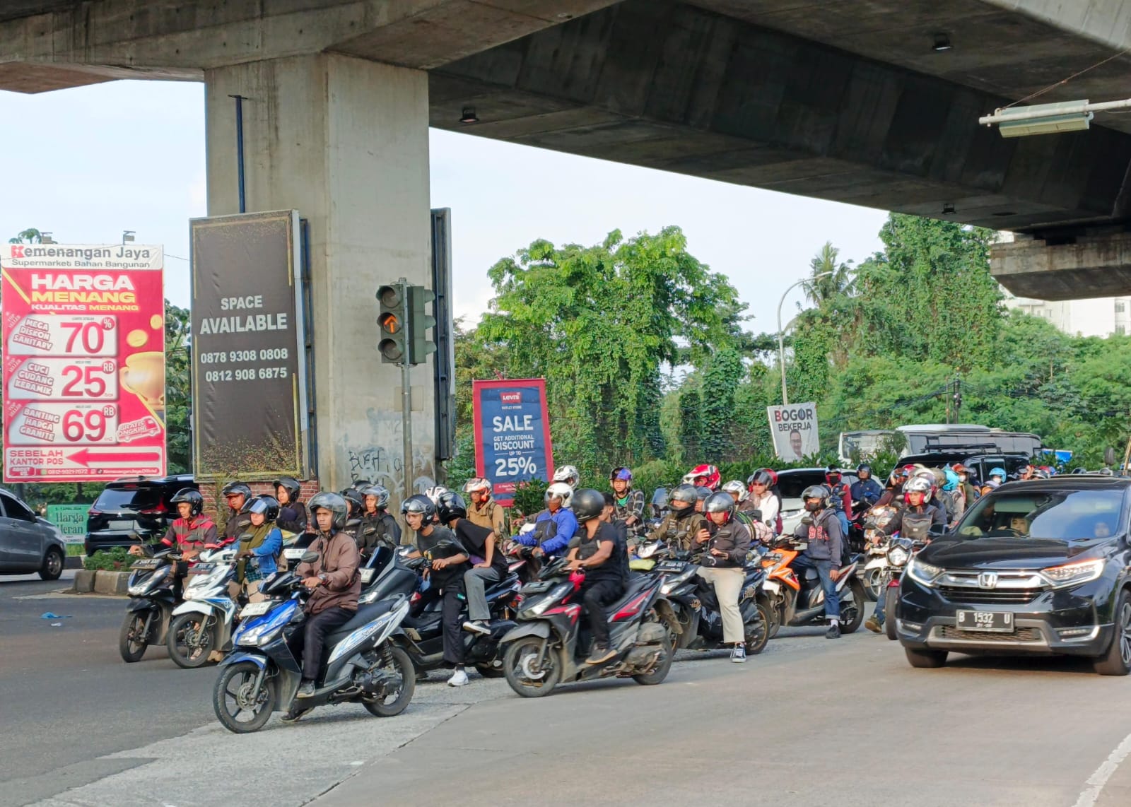 Ilustrasi: Suasana lalu lintas di Simpang Yasmin, Jalan Sholeh Iskandar Kota Bogor, Senin (15/4) sore. (Yudha Prananda / Jabar Ekspres)